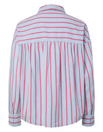 Dos de la Chemise oversize pour femme en coton bio à rayures bleues et roses avec broderie rouge, modèle Javia LS Stripe Shirt de la marque PIECES. Présente un col chemise et des manches longues.