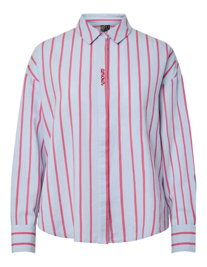 Chemise oversize pour femme en coton bio à rayures bleues et roses avec broderie rouge, modèle Javia LS Stripe Shirt de la marque PIECES. Présente un col chemise et des manches longues.