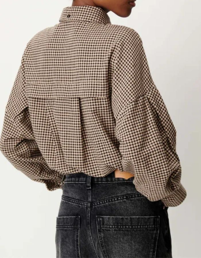 Dos de la Chemise à carreaux vichy marron et sable ebonysand pour femme avec foulard amovible au col, boutonnage asymétrique et emmanchures basses, modèle Cecily de la marque Sessùn.