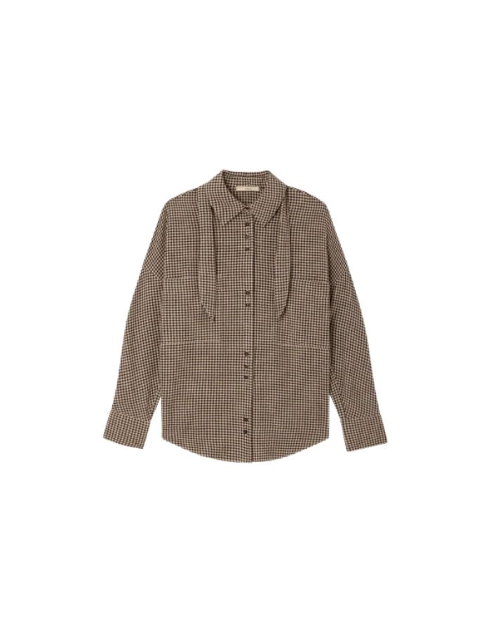 Chemise à carreaux vichy marron et sable ebonysand pour femme avec foulard amovible au col, boutonnage asymétrique et emmanchures basses, modèle Cecily de la marque Sessùn.