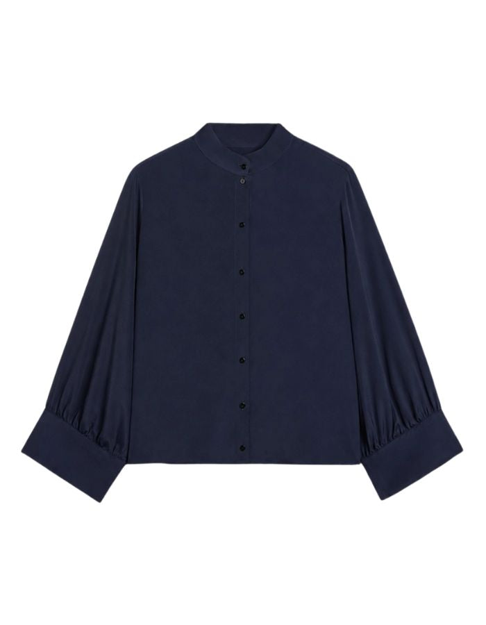 Chemisier oversize pour femme en acétate de soie bleu, modèle Franklin de la marque MOMONI. Présente une coupe boxy, un col montant volanté, des manches larges et des boutons en nacre.