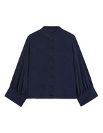 Chemisier oversize pour femme en acétate de soie bleu, modèle Franklin de la marque MOMONI. Présente une coupe boxy, un col montant volanté, des manches larges et des boutons en nacre.