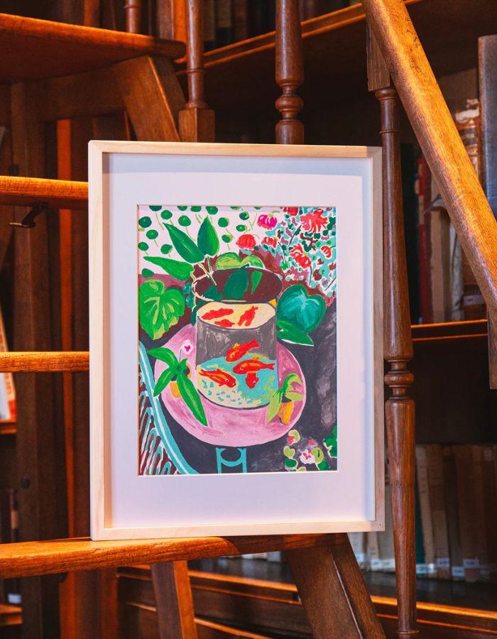 Réalisation avec le Coffret de peinture au numéro Petit Pinceau Les Poissons rouges d'après Henri Matisse pour La Petite Épicerie. Contient une illustration à peindre 24,5x32,5 cm, 18 pots de peinture biosourcée et 2 pinceaux.