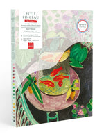 Coffret de peinture au numéro Petit Pinceau Les Poissons rouges d'après Henri Matisse pour La Petite Épicerie. Contient une illustration à peindre 24,5x32,5 cm, 18 pots de peinture biosourcée et 2 pinceaux.