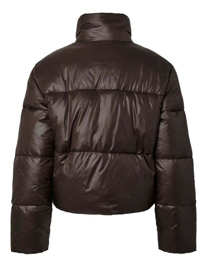 Dos de la Doudoune courte matelassée marron hot fudge à col montant et fermeture zippée marque PIECES