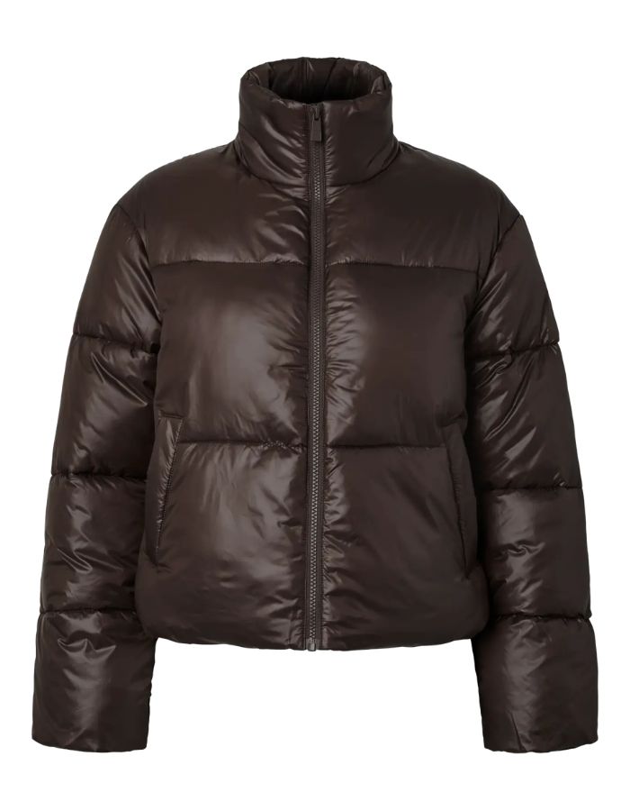 Doudoune courte matelassée marron hot fudge à col montant et fermeture zippée marque PIECES