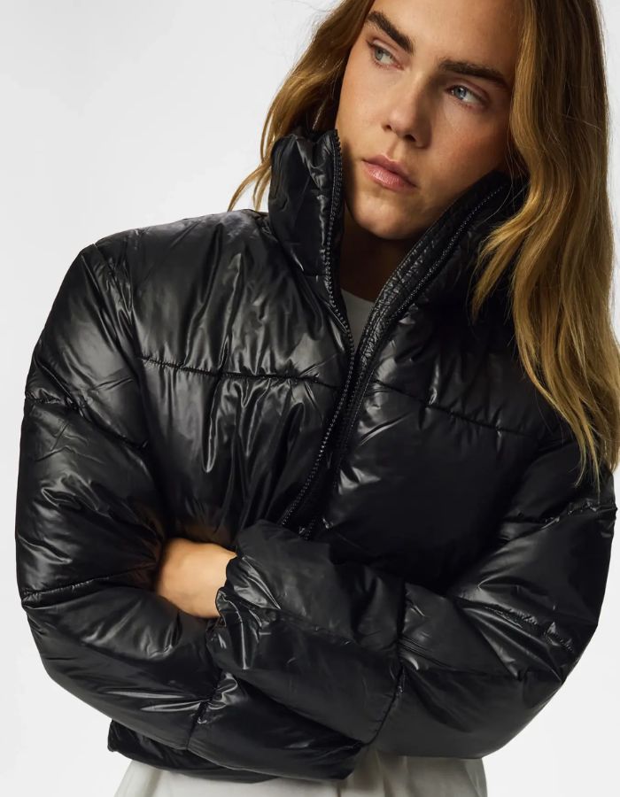 Vue de face de la Doudoune courte matelassée noire à col montant et fermeture zippée marque PIECES