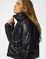 Profil de la Doudoune courte matelassée noire à col montant et fermeture zippée marque PIECES