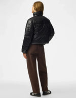 Silhouette de dos avec la Doudoune courte matelassée noire à col montant et fermeture zippée marque PIECES