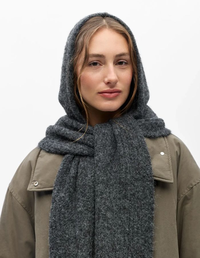 Vue de face de l'Écharpe-cagoule pour femme en maille côtelée gris foncé dark grey avec capuche intégrée, modèle Milu de la marque OBJECT.