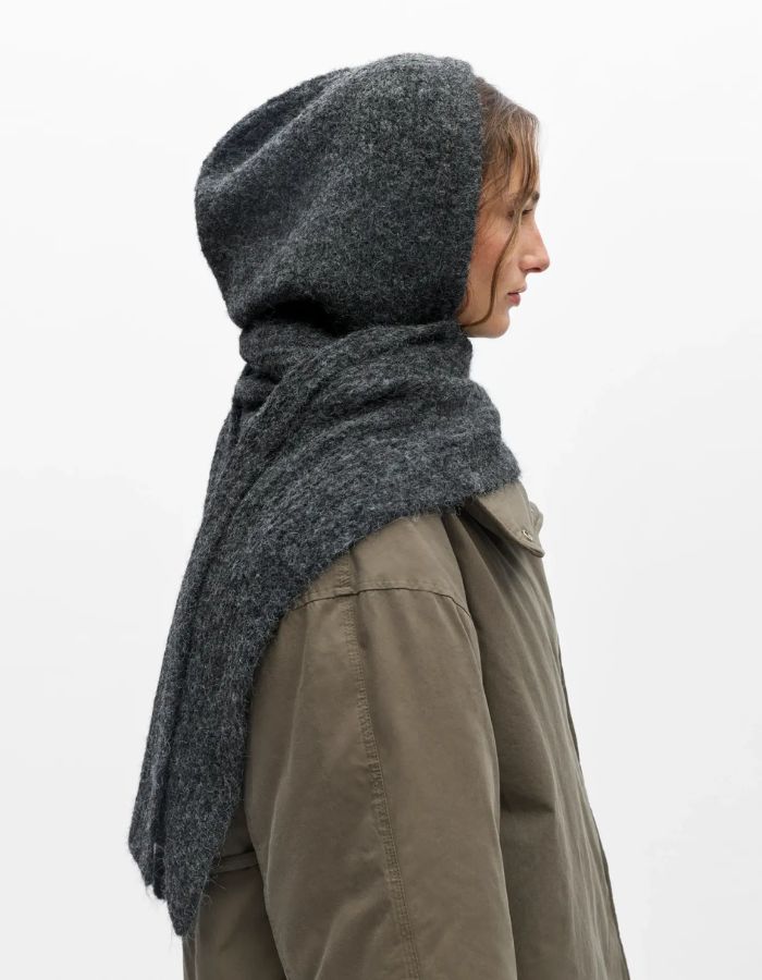 Vue de profil de l'Écharpe-cagoule pour femme en maille côtelée gris foncé dark grey avec capuche intégrée, modèle Milu de la marque OBJECT.