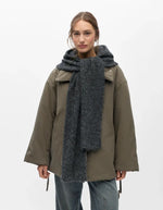 Silhouette avec l'Écharpe-cagoule pour femme en maille côtelée gris foncé dark grey avec capuche intégrée, modèle Milu de la marque OBJECT.