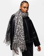 Vue de face de l'Echarpe etole ira pieces leopard gris clair franges laine rws polyester recycle