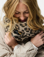 Détail de l'Echarpe etole jira natural leo pieces leopard camel beige franges laine rws