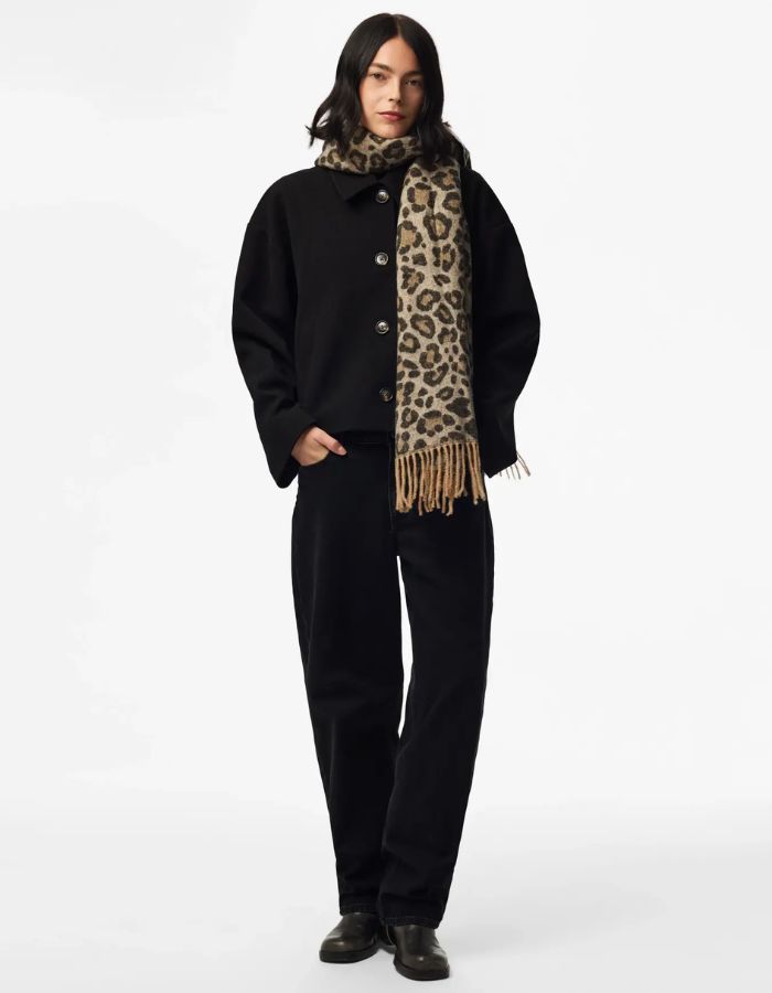 Vue de face de l'Echarpe etole jira natural leo pieces leopard camel beige franges laine rws