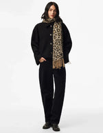 Vue de face de l'Echarpe etole jira natural leo pieces leopard camel beige franges laine rws