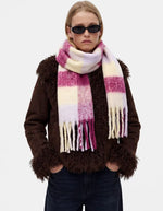 Vue de face de l'Echarpe longue bea lilas pastel vanille carreaux franges polyester recycle Pieces