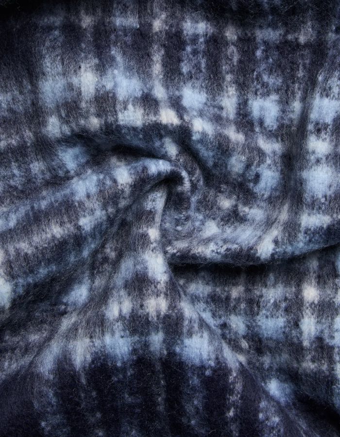 Détail du motif de l'Echarpe longue frangee femme imprimee bleu marine bleu doux et ecru bea marque PIECES