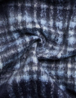 Détail du motif de l'Echarpe longue frangee femme imprimee bleu marine bleu doux et ecru bea marque PIECES