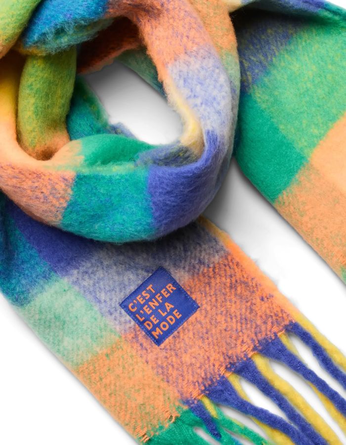 Détail de l'Echarpe longue fina bluing bleu multicolore motif patchwork franges polyester recycle pieces