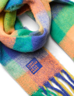 Détail de l'Echarpe longue fina bluing bleu multicolore motif patchwork franges polyester recycle pieces