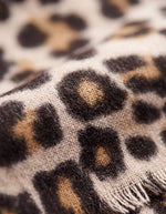 Détail de l'Echarpe etole longue jorna black leo pieces leopard noir gris polyester recycle