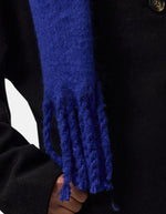 Détail de l'Echarpe longue nikita bleu majorelle bleu electrique franges polyester recycle de la marque Pieces