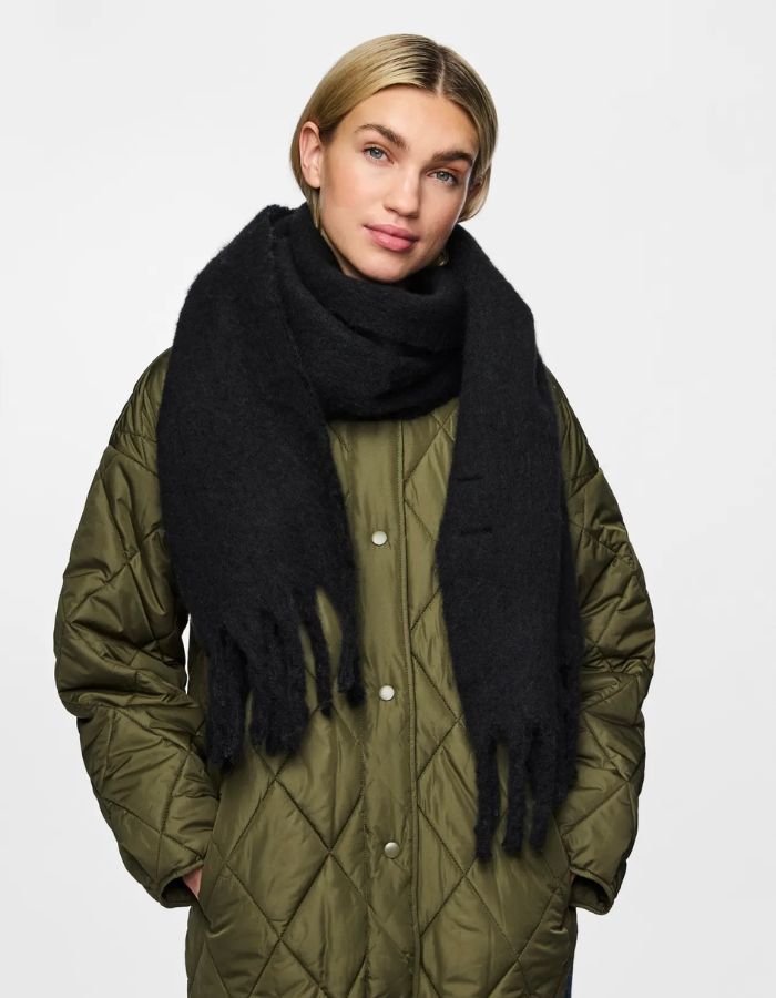 Silhouette avec la Grande écharpe longue tissée noire pour femme avec finitions frangées aux extrémités, modèle Nikita de la marque PIECES