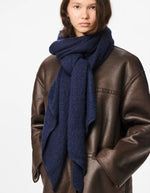Silhouette avec la Grande echarpe longue xl bleue maritime blue pyron long scarf pieces 50x210cm