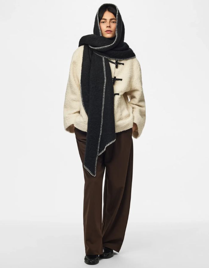 Silhouette avec la Grande echarpe longue xl noire a couture contrastee pyron long scarf pieces 50x210cm