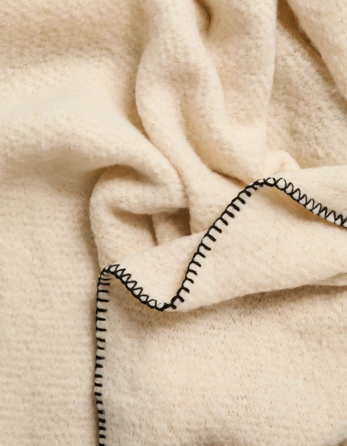Détail de la Grande echarpe longue xl grise et noire whitecap gray pyron long scarf pieces 50x210cm