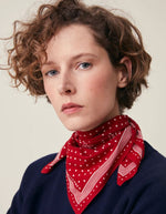 Silhouette avec le Foulard carré pour femme en coton imprimé pois et médaillon étoilé avec bordure rayée, modèle Allegra N°843 Theater de MOISMONT. Format 55x55 cm.
