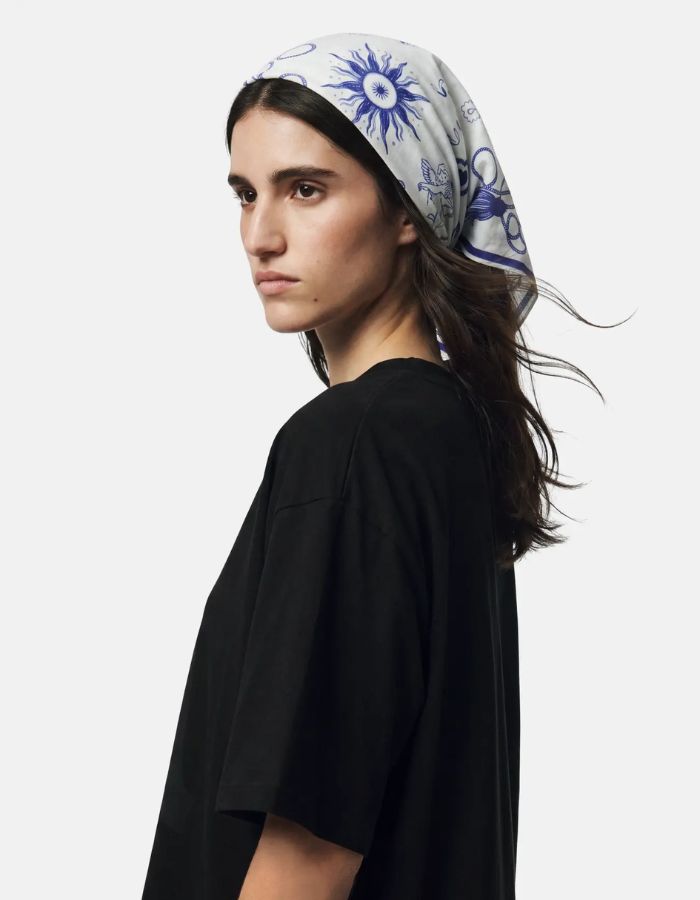 Foulard carre sur la tête jolanda bluing mixed motives bleu imprime coton biologique Pieces