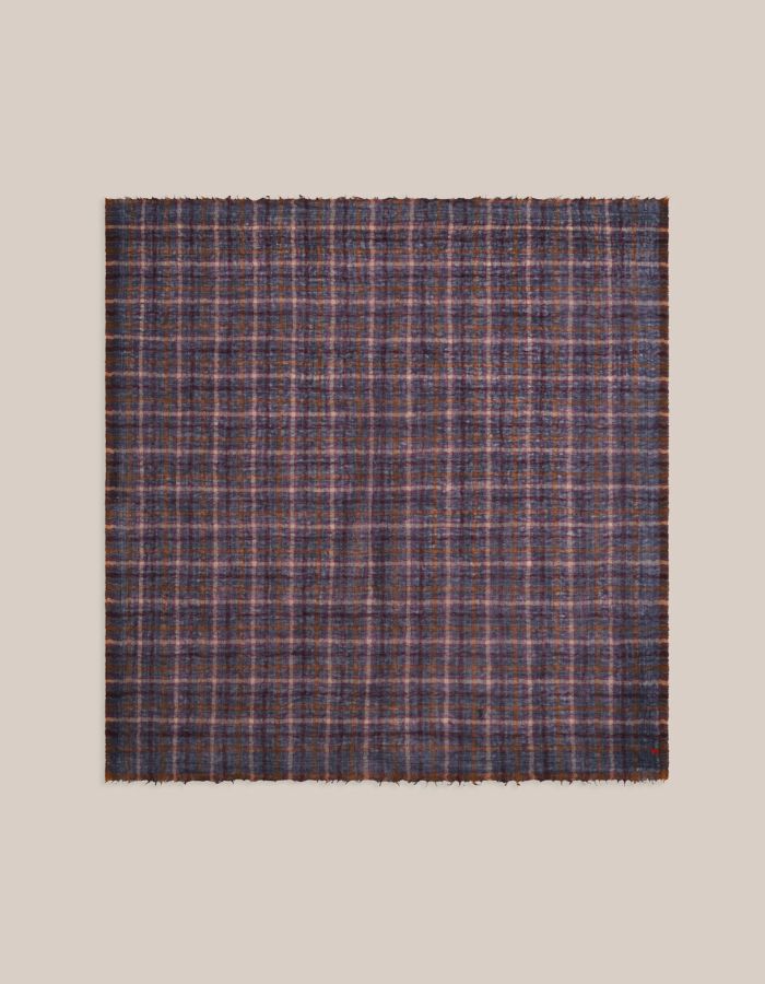 Grand foulard carré déplié pour femme en laine fine à motif tartan écossais marron et henné avec bords frangés, modèle Édimbourg N°800 Henna de MOISMONT.