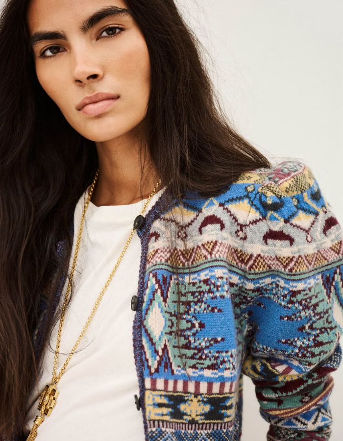 2puale du Gilet droit pour femme en maille jacquard multicolore avec fil métallisé, modèle Maja de la marque ba&sh. Tricot en laine certifiée avec motif graphique.