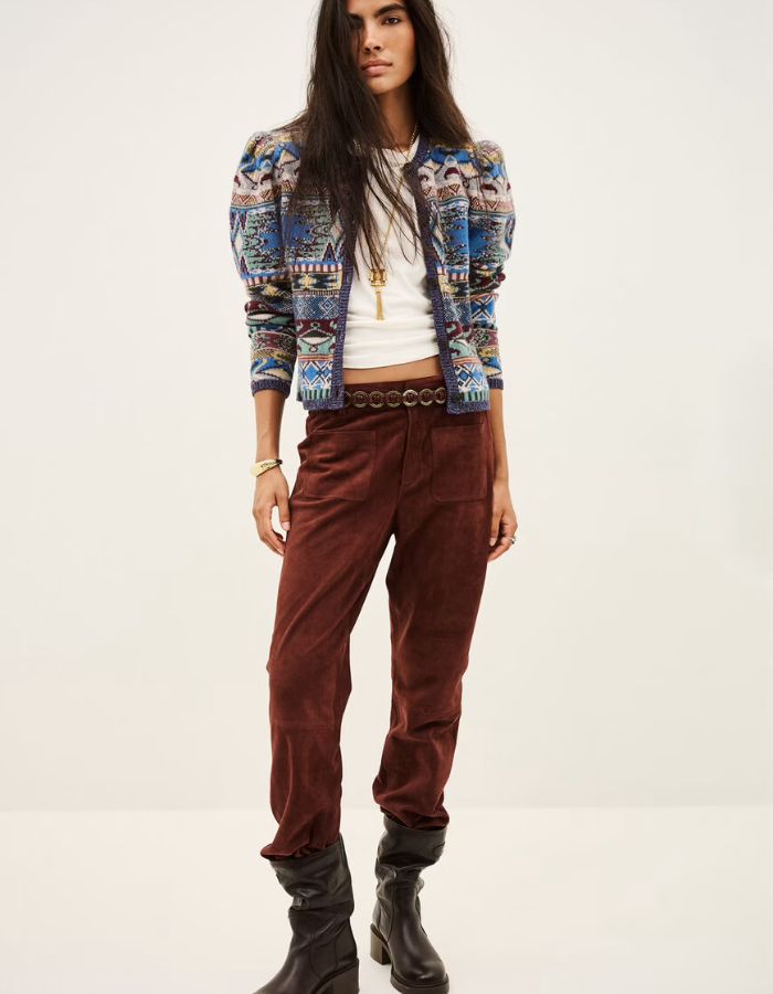 Silhouette avec le Gilet droit pour femme en maille jacquard multicolore avec fil métallisé, modèle Maja de la marque ba&sh. Tricot en laine certifiée avec motif graphique.