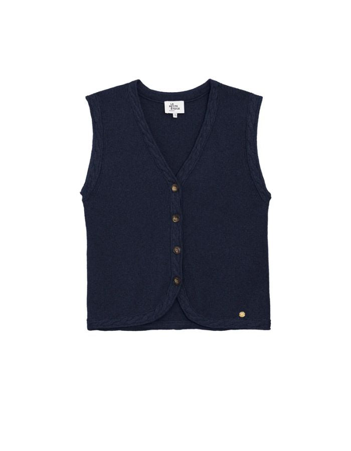 Gilet sans manches pour femme en maille bleu marine à col V et boutons en corne, modèle Melba de La Petite Étoile. Présente des finitions torsadées au col, aux emmanchures et au bas.