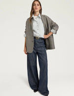 Vue de face du Pantalon 5 poches en jean droit bleu pour femme, modèle Aoki de la marque MOMONI. Présente une fermeture par bouton clou, un passepoil en M au dos et une étiquette en cuir.