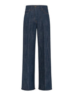 Pantalon 5 poches en jean droit bleu pour femme, modèle Aoki de la marque MOMONI. Présente une fermeture par bouton clou, un passepoil en M au dos et une étiquette en cuir.