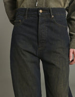 Ceinture du Jean ajusté taille haute pour femme en denim noir sépia avec jambe droite, braguette boutonnée et patch en cuir au dos, modèle Lucien de la marque Soeur.