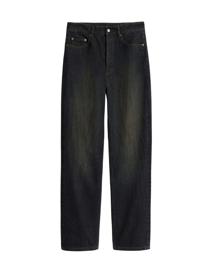 Jean ajusté taille haute pour femme en denim noir sépia avec jambe droite, braguette boutonnée et patch en cuir au dos, modèle Lucien de la marque Soeur.