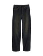 Jean ajusté taille haute pour femme en denim noir sépia avec jambe droite, braguette boutonnée et patch en cuir au dos, modèle Lucien de la marque Soeur.