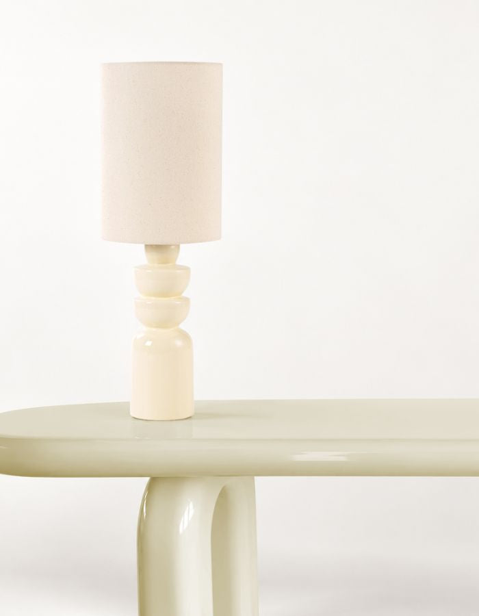 Ambiance déco avec la Lampe à poser sculpturale en céramique beige design contemporain hauteur 55cm marque Opjet.