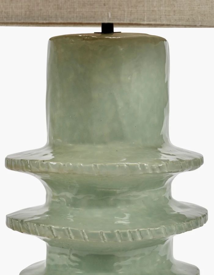 Finition de la Grande lampe de table sculpturale en céramique bleu clair sauge au pied annelé avec abat-jour en coton blanc, collection Georgia