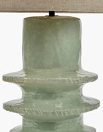 Finition de la Grande lampe de table sculpturale en céramique bleu clair sauge au pied annelé avec abat-jour en coton blanc, collection Georgia