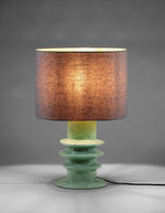 Ecaliarge de la Grande lampe de table sculpturale en céramique bleu clair sauge au pied annelé avec abat-jour en coton blanc, collection Georgia