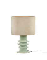 Grande lampe de table sculpturale en céramique bleu clair sauge au pied annelé avec abat-jour en coton blanc, collection Georgia