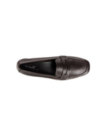 Dessus des Mocassins pour femme en cuir lisse marron avec coutures apparentes et silhouette sobre, modèle Hema de la marque REQINS
