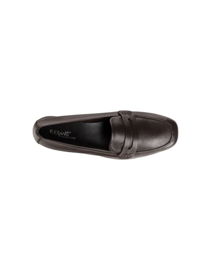 Dssus des mocassins Hema en cuir lisse marron de REQINS. Chic parisien, coupe confortable adaptée à tous les pieds, élégance intemporelle et cuir de qualité.