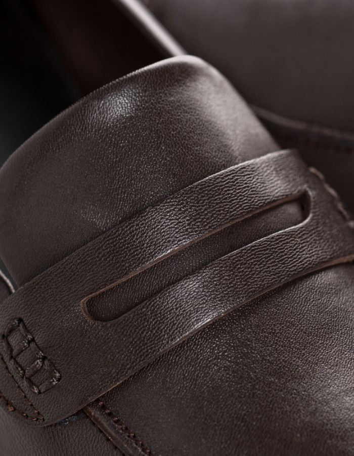 Matière des mocassins Hema en cuir lisse marron de REQINS. Chic parisien, coupe confortable adaptée à tous les pieds, élégance intemporelle et cuir de qualité.